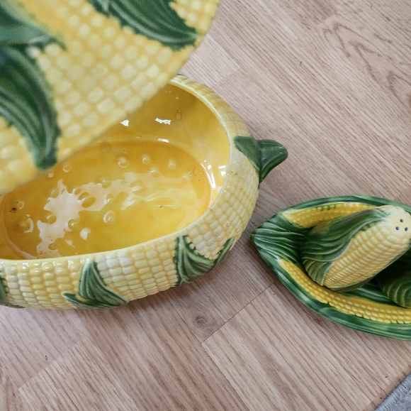 Vintage corn soup tureen/casserole dish with matching salt and pepper shakers - Picture 4 of 6